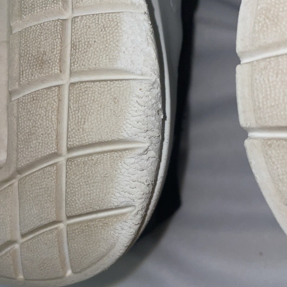 Men’s 00FOS shoes size 9, black with lime green detailing. - Picture 7 of 8